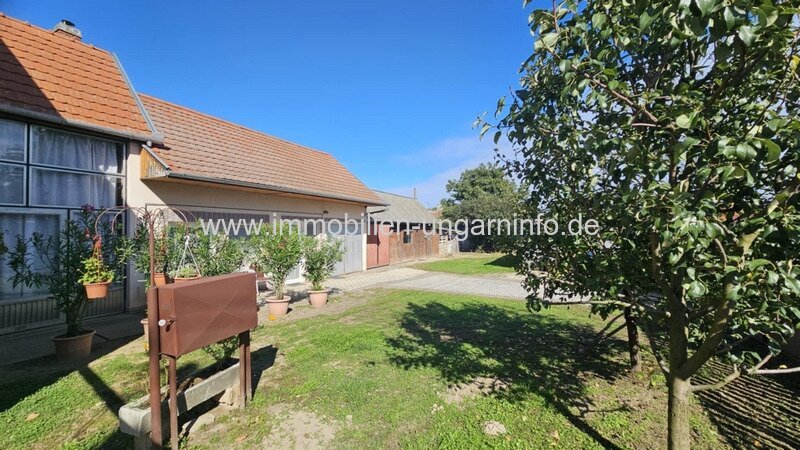 In einer kleinen Stadt, 12 km vom Balaton entfernt, steht ein Einfamilienhaus mit Apartment zum Verkauf