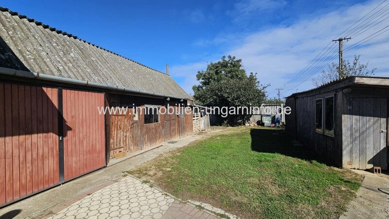 In einer kleinen Stadt, 12 km vom Balaton entfernt, steht ein Einfamilienhaus mit Apartment zum Verkauf
