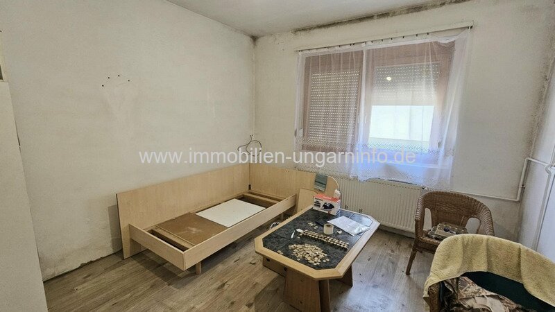 4 km vom Plattensee entfernt 2 Generationen Familienhaus mit Pool zu verkaufen