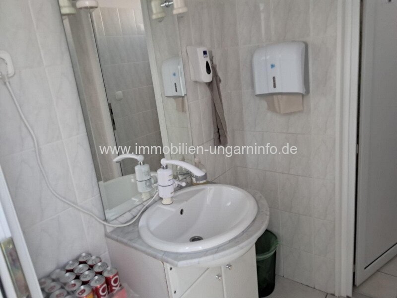 Geschäftsräume und Wohnung in einem zu verkaufen