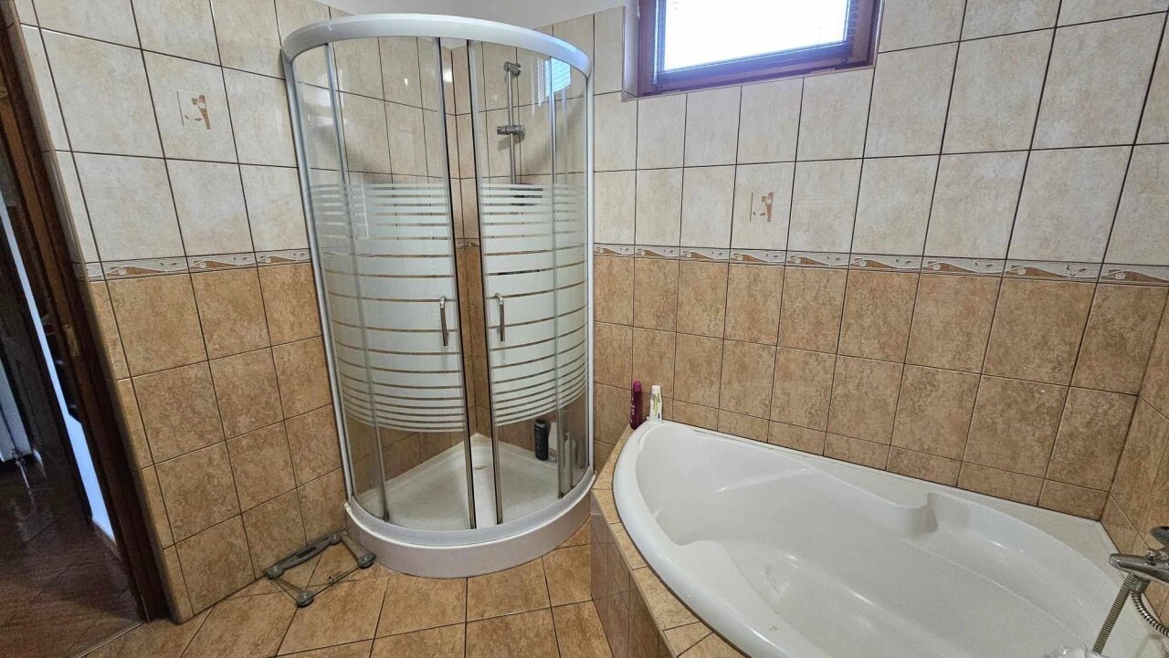 2 Häuser und Apartment auf einem Grundstück in der Nähe des Plattensees zu verkaufen