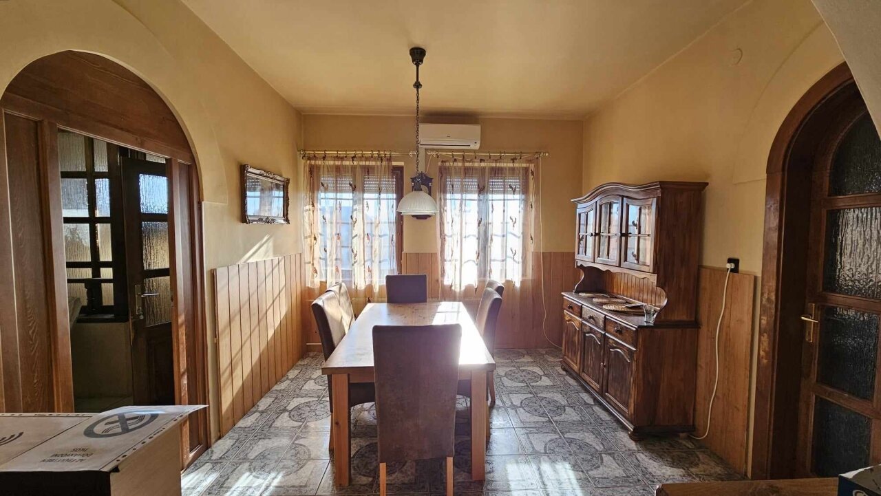 Einfamilienhaus und Geschäftsräume in einem zu verkaufen