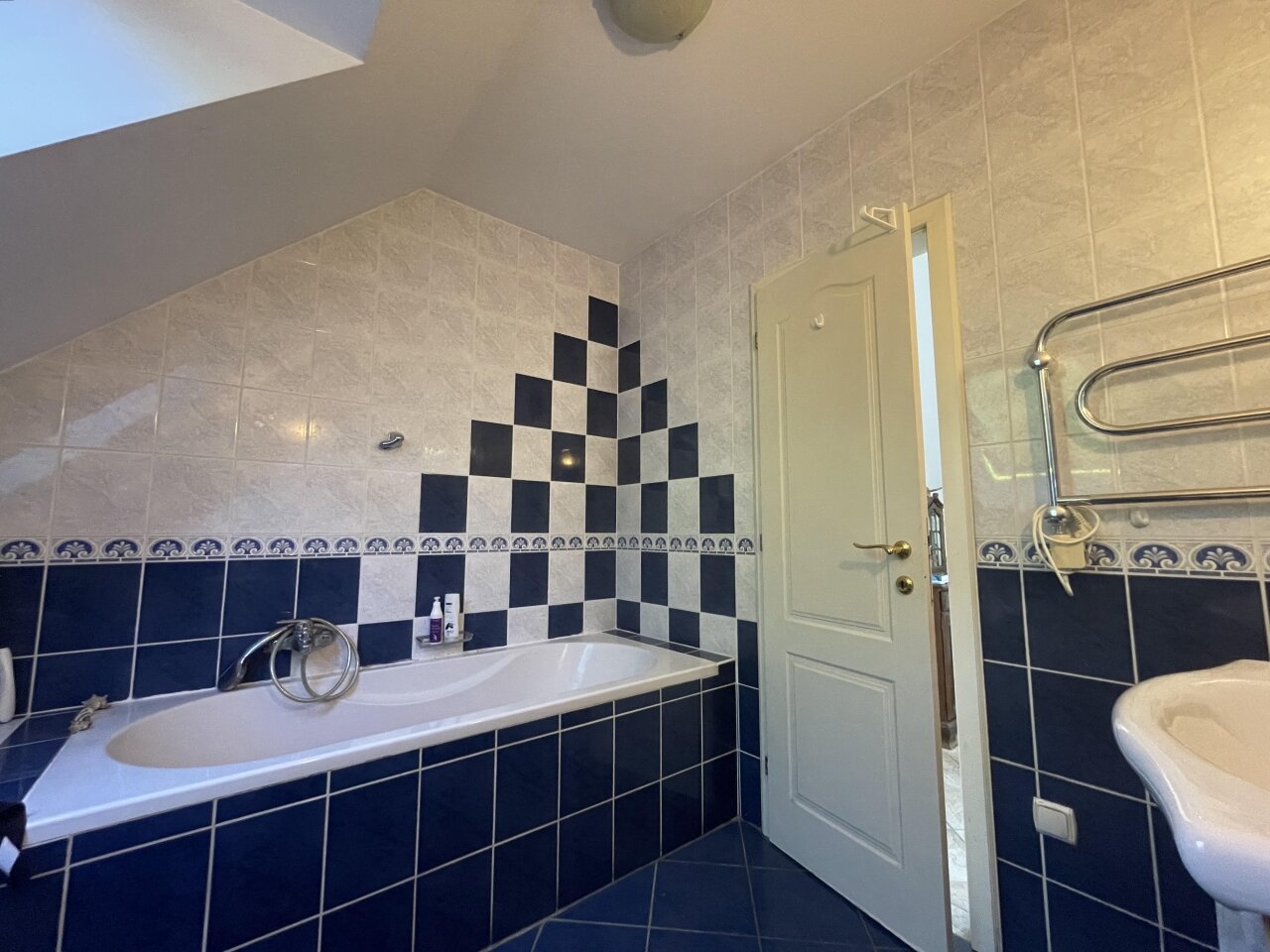 3-stöckiges Haus mit Pool im Donauknie zu verkaufen