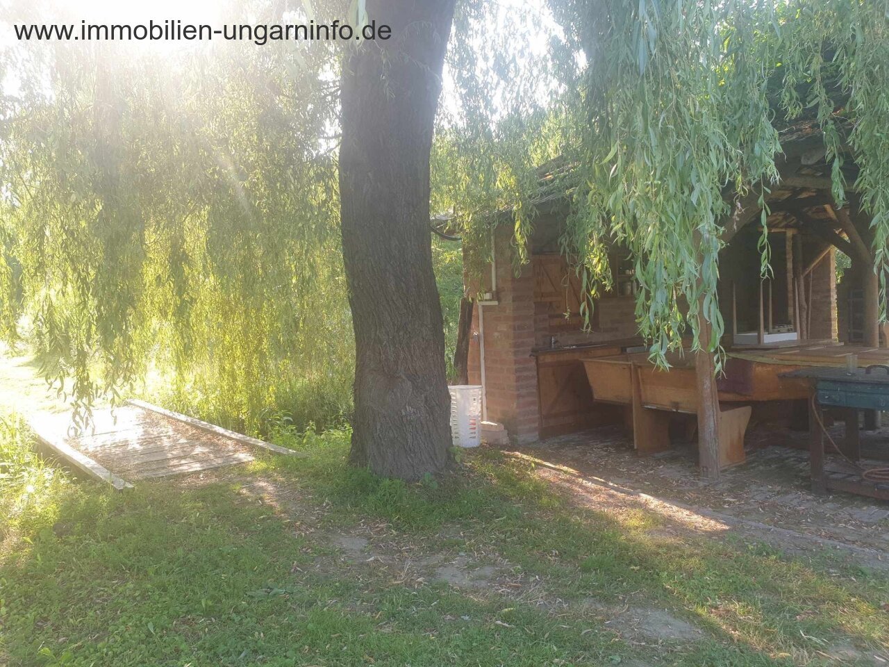 Zu verkaufen 3,2 Hektar großes Familienanwesen mit 3 Häusern, Pool, See, Wald