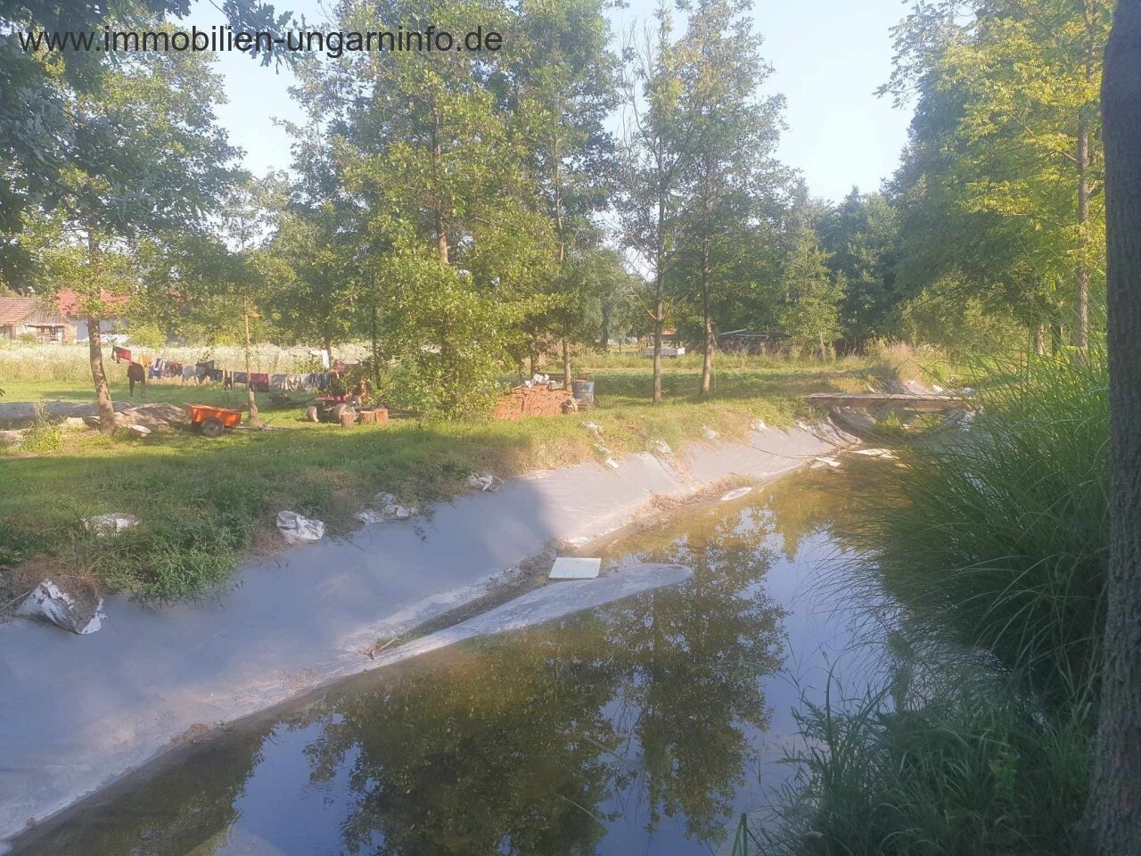 Zu verkaufen 3,2 Hektar großes Familienanwesen mit 3 Häusern, Pool, See, Wald