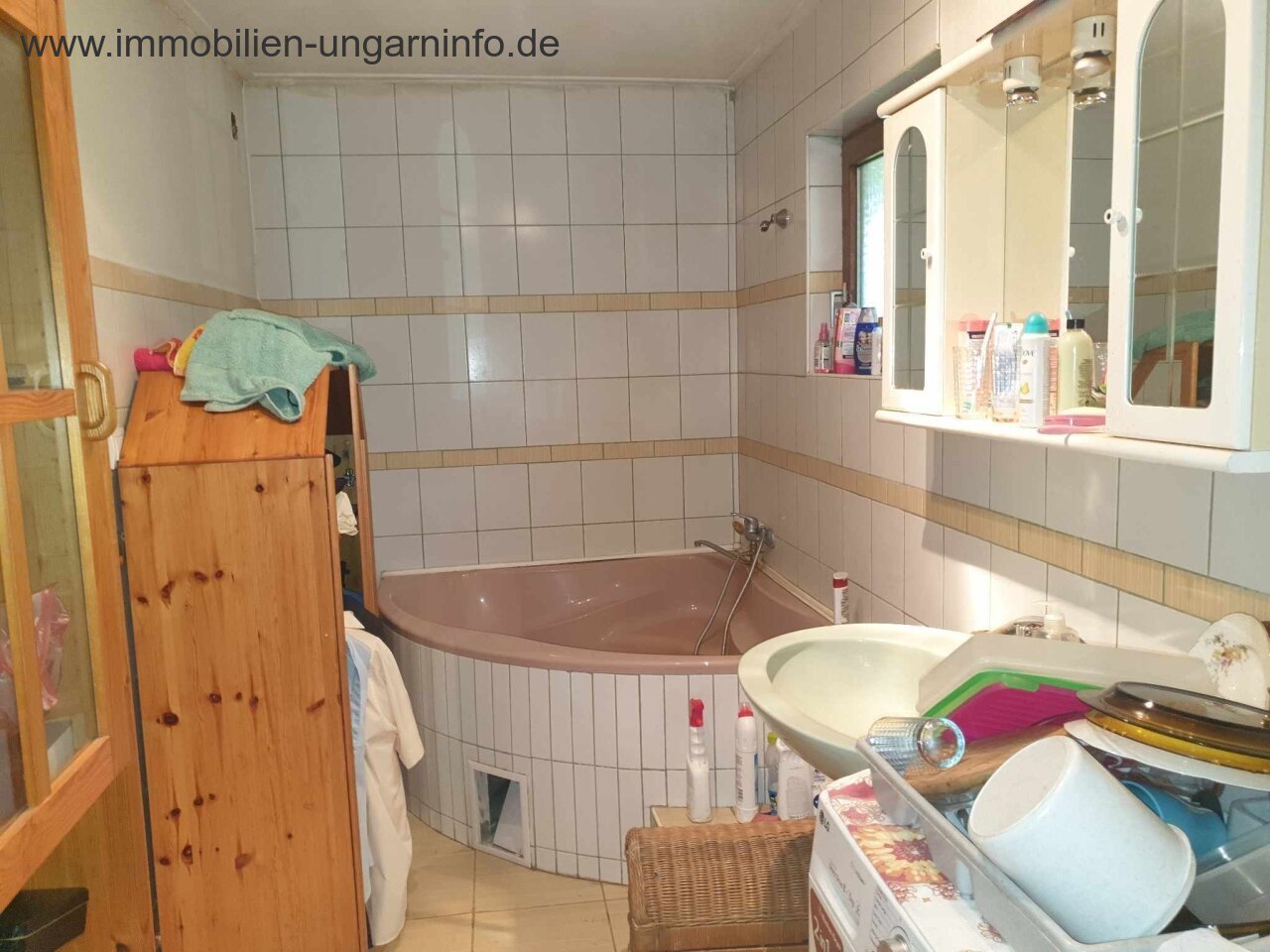 Zu verkaufen 3,2 Hektar großes Familienanwesen mit 3 Häusern, Pool, See, Wald