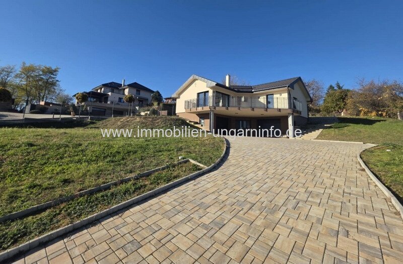 Neubau-Einfamilienhaus in der Region Nord-Balaton mit Panoramablick auf den Balaton