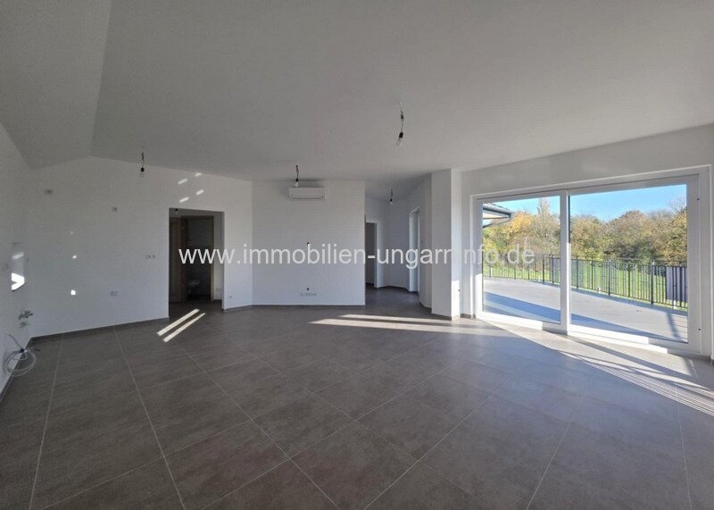 Neubau-Einfamilienhaus in der Region Nord-Balaton mit Panoramablick auf den Balaton