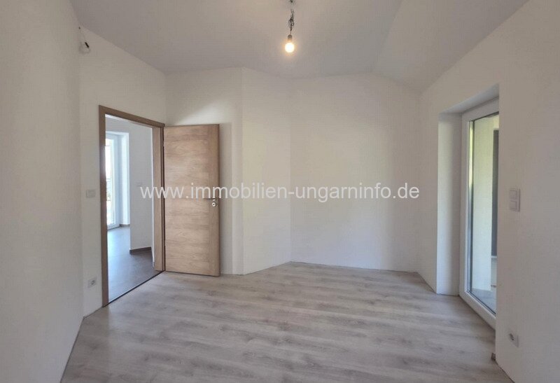 Neubau-Einfamilienhaus in der Region Nord-Balaton mit Panoramablick auf den Balaton