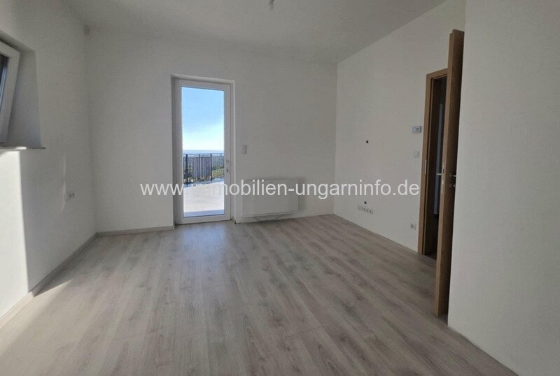 Neubau-Einfamilienhaus in der Region Nord-Balaton mit Panoramablick auf den Balaton