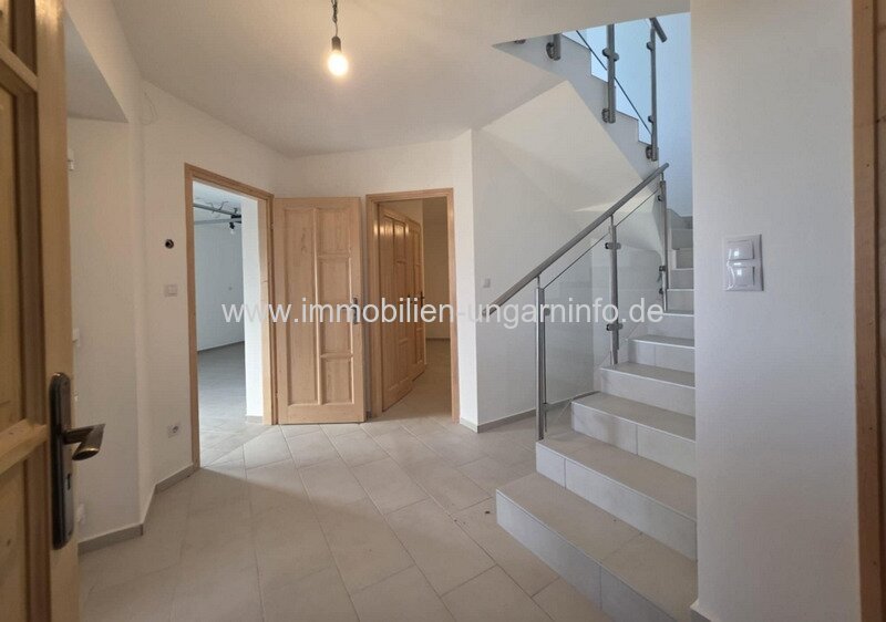 Neubau-Einfamilienhaus in der Region Nord-Balaton mit Panoramablick auf den Balaton