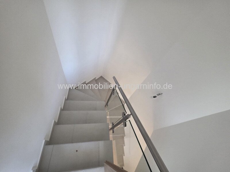 Neubau-Einfamilienhaus in der Region Nord-Balaton mit Panoramablick auf den Balaton