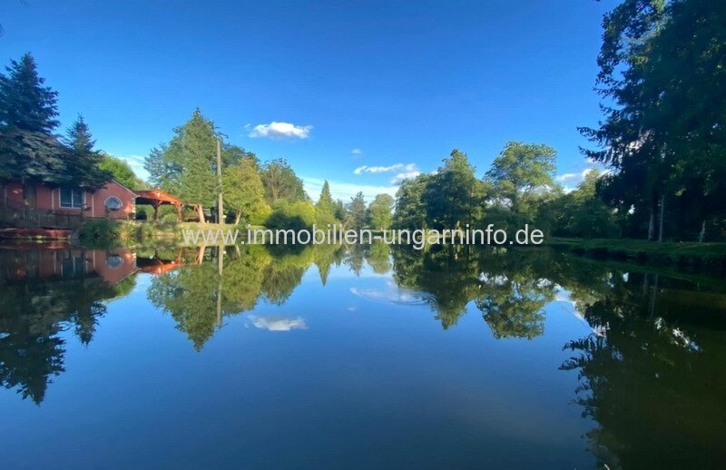 Familienanwesen im Kreis Zala zu verkaufen. Mit Haus am See, Wirtschaftsgebäude, 5,9 Hektar Land.