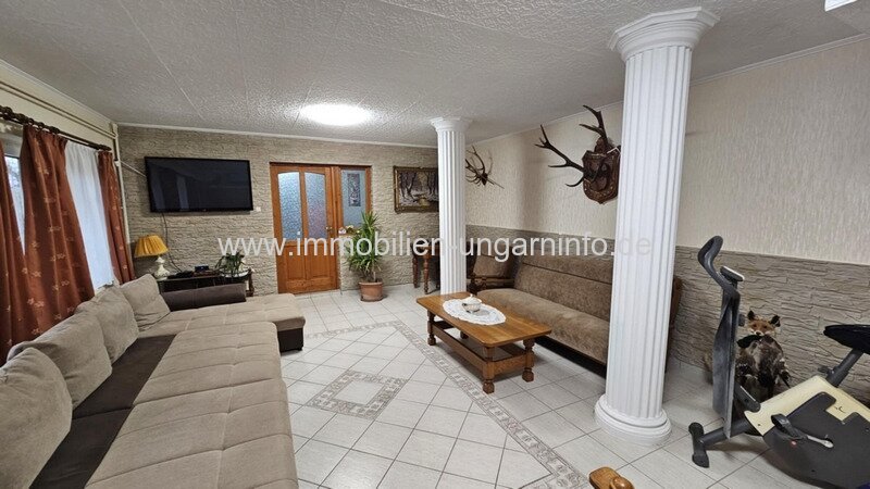 Familienanwesen im Kreis Zala zu verkaufen. Mit Haus am See, Wirtschaftsgebäude, 5,9 Hektar Land.