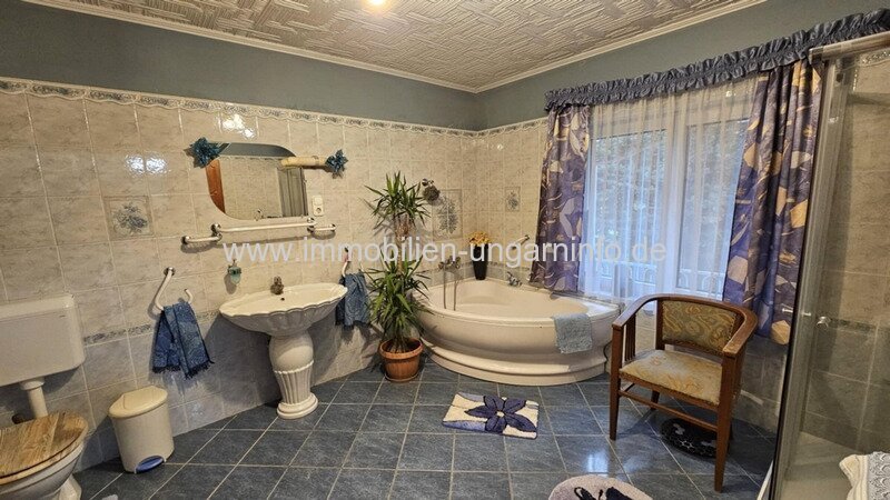 Familienanwesen im Kreis Zala zu verkaufen. Mit Haus am See, Wirtschaftsgebäude, 5,9 Hektar Land.