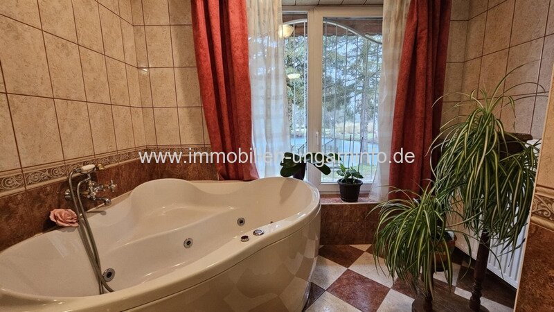 Familienanwesen im Kreis Zala zu verkaufen. Mit Haus am See, Wirtschaftsgebäude, 5,9 Hektar Land.