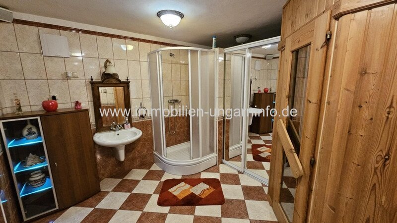 Familienanwesen im Kreis Zala zu verkaufen. Mit Haus am See, Wirtschaftsgebäude, 5,9 Hektar Land.