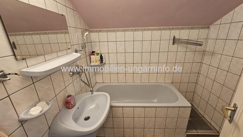 Familienanwesen im Kreis Zala zu verkaufen. Mit Haus am See, Wirtschaftsgebäude, 5,9 Hektar Land.