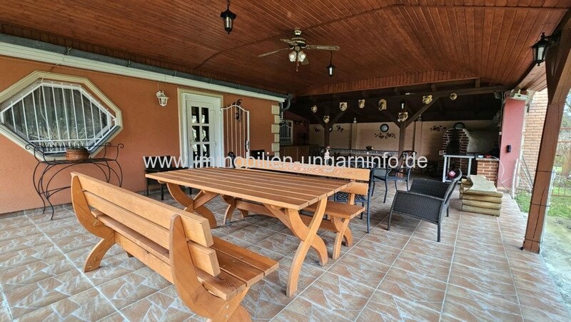 Familienanwesen im Kreis Zala zu verkaufen. Mit Haus am See, Wirtschaftsgebäude, 5,9 Hektar Land.