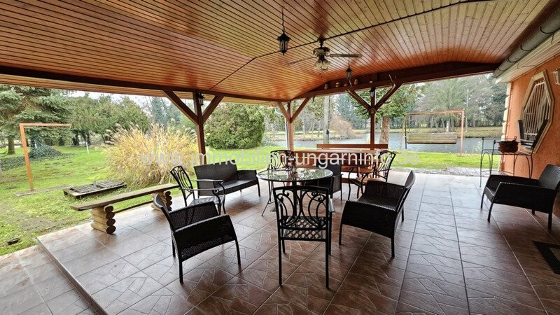 Familienanwesen im Kreis Zala zu verkaufen. Mit Haus am See, Wirtschaftsgebäude, 5,9 Hektar Land.