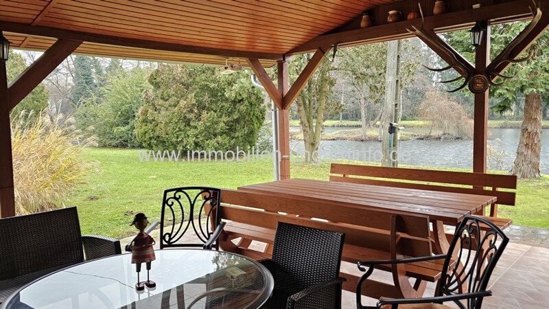 Familienanwesen im Kreis Zala zu verkaufen. Mit Haus am See, Wirtschaftsgebäude, 5,9 Hektar Land.