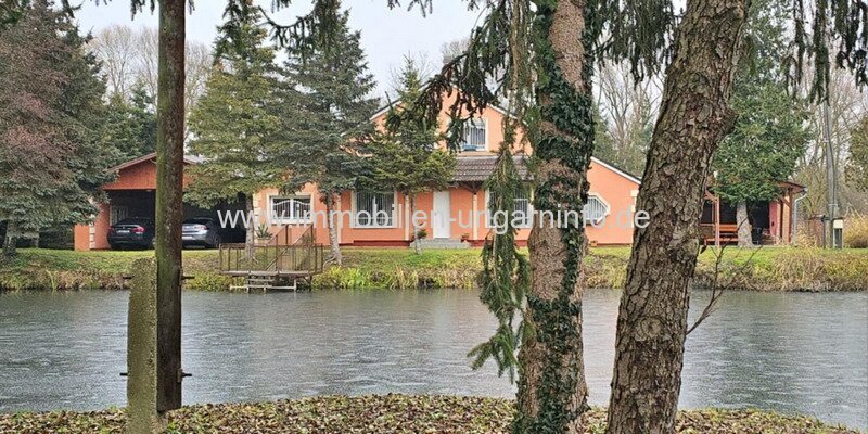 Familienanwesen im Kreis Zala zu verkaufen. Mit Haus am See, Wirtschaftsgebäude, 5,9 Hektar Land.