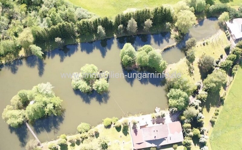 Familienanwesen im Kreis Zala zu verkaufen. Mit Haus am See, Wirtschaftsgebäude, 5,9 Hektar Land.