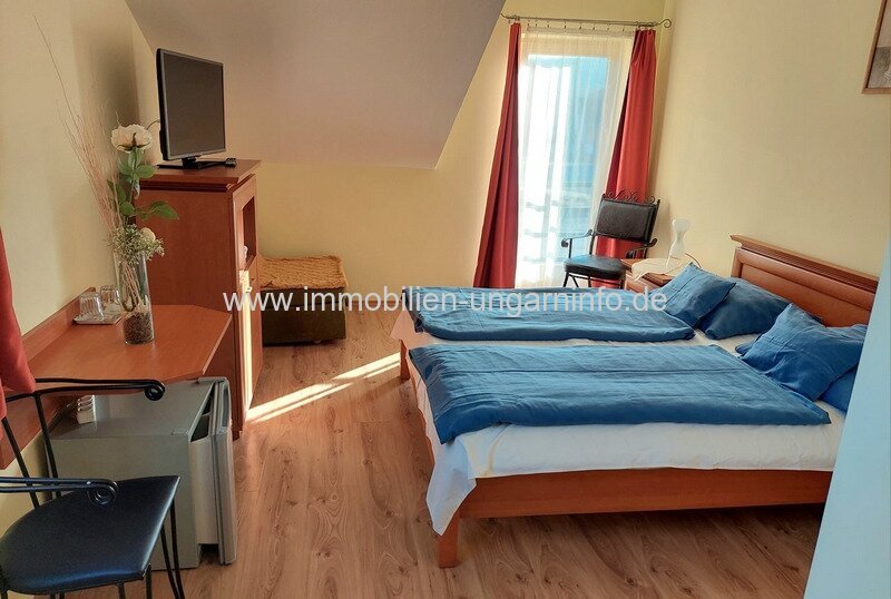 16-Zimmer-Pension mit Restaurant und Schwimmbad am Plattensee