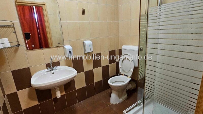 16-Zimmer-Pension mit Restaurant und Schwimmbad am Plattensee