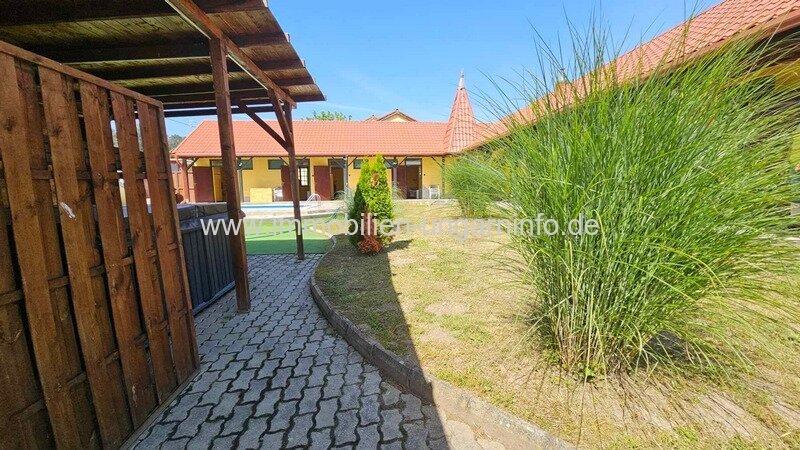 16-Zimmer-Pension mit Restaurant und Schwimmbad am Plattensee