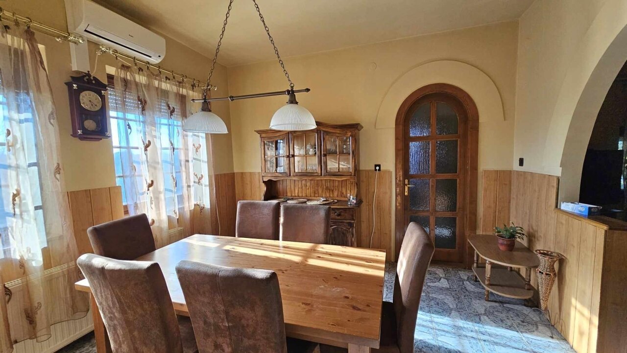 Einfamilienhaus und Geschäftsräume in einem zu verkaufen