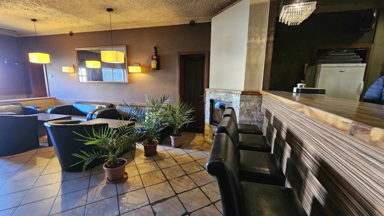 Einfamilienhaus und Geschäftsräume in einem zu verkaufen