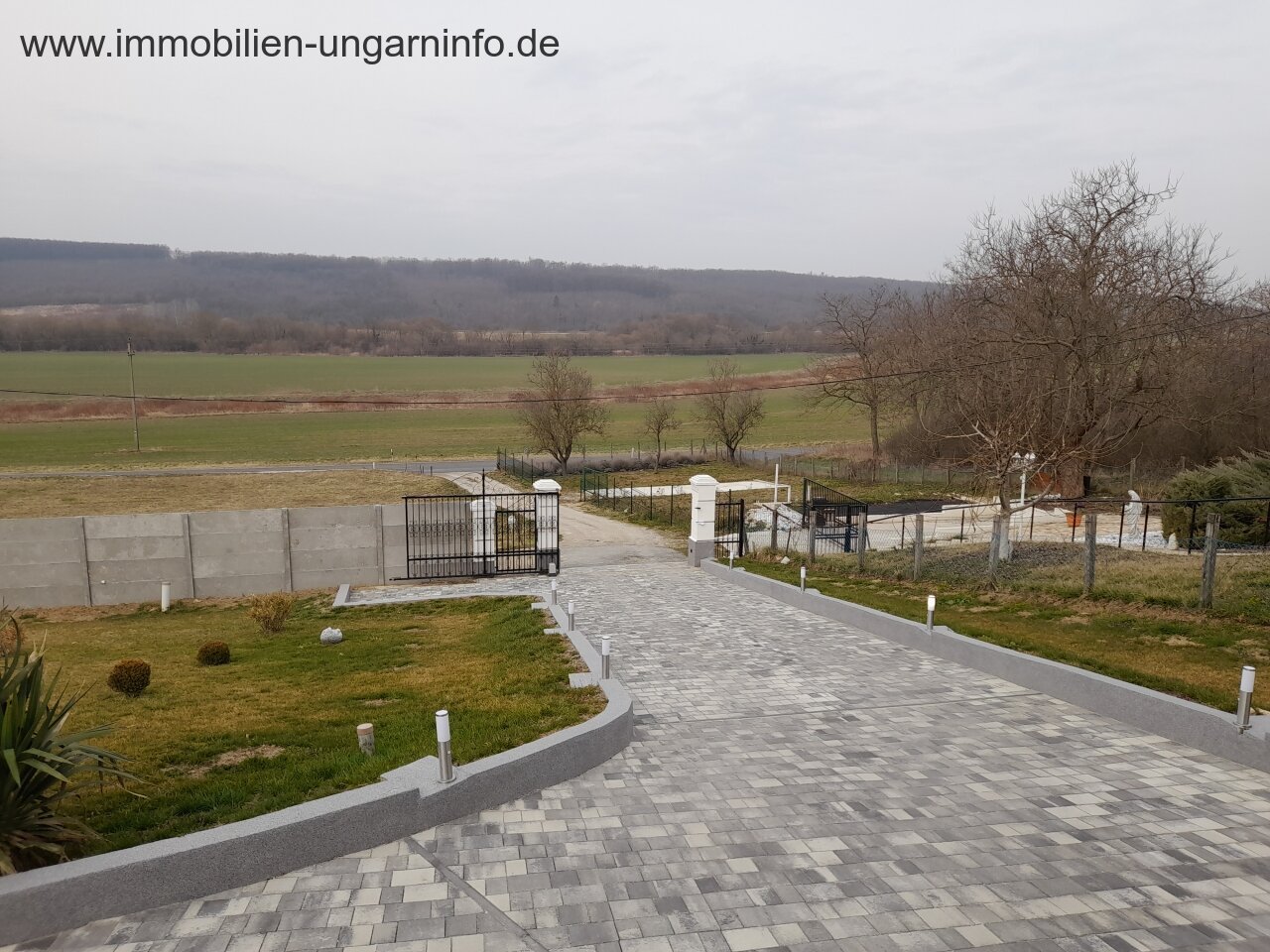 Hévíz környékén 3 szintes modern családi ház csendes környéken külön bejáratú lakás eladó.