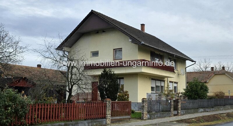 Mehrgenerationen-Einfamilienhaus mit Geschäftsraum in Marcali zu verkaufen