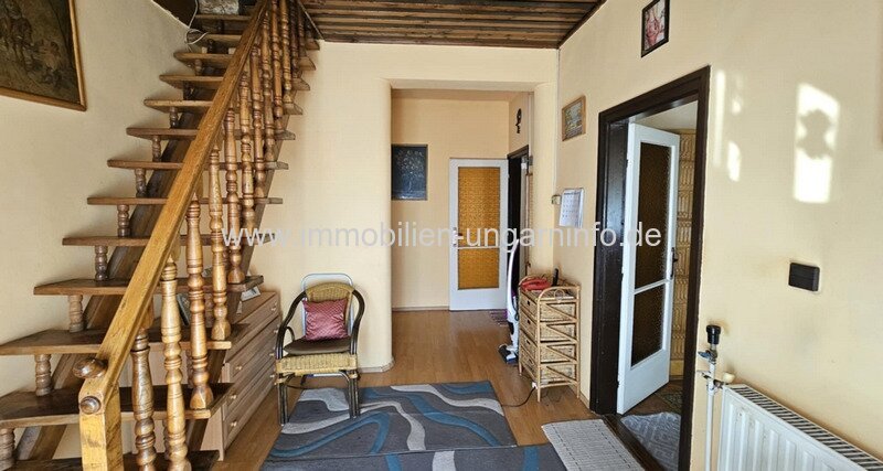 In einer kleinen Stadt, 12 km vom Balaton entfernt, steht ein Einfamilienhaus mit Apartment zum Verkauf