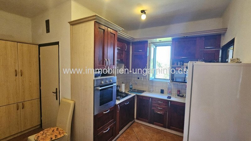 In einer kleinen Stadt, 12 km vom Balaton entfernt, steht ein Einfamilienhaus mit Apartment zum Verkauf