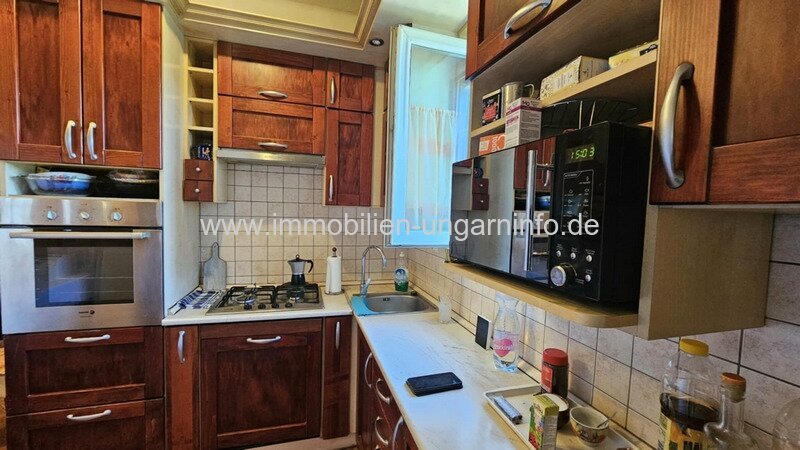 In einer kleinen Stadt, 12 km vom Balaton entfernt, steht ein Einfamilienhaus mit Apartment zum Verkauf