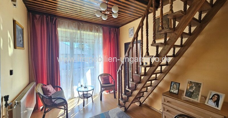 In einer kleinen Stadt, 12 km vom Balaton entfernt, steht ein Einfamilienhaus mit Apartment zum Verkauf