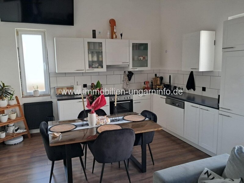 Geschäftsräume und Wohnung in einem zu verkaufen