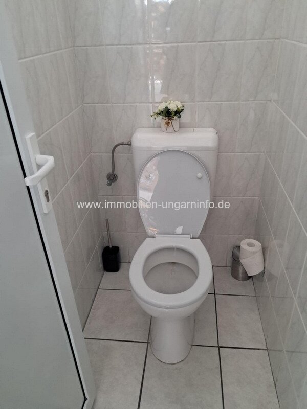 Geschäftsräume und Wohnung in einem zu verkaufen