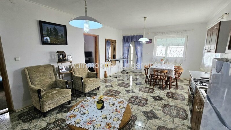 Neuartiges Einfamilienhaus in einer Kleinstadt am Plattensee zu verkaufen