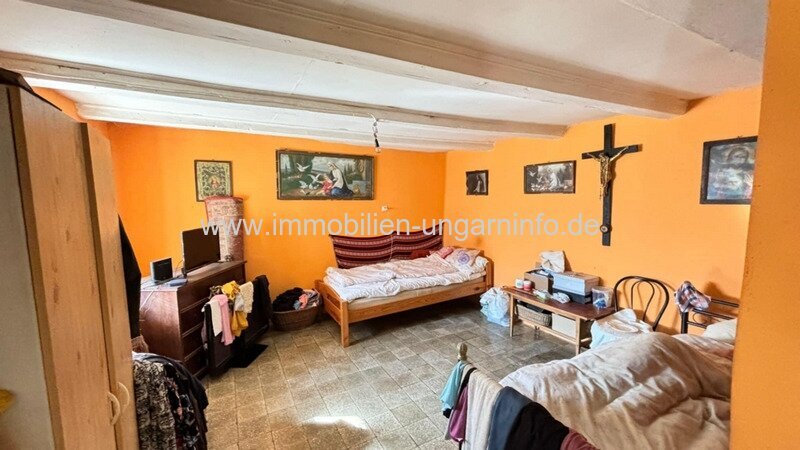 Bauernhaus im Kreis Tolna, mit großem Nebengebäude