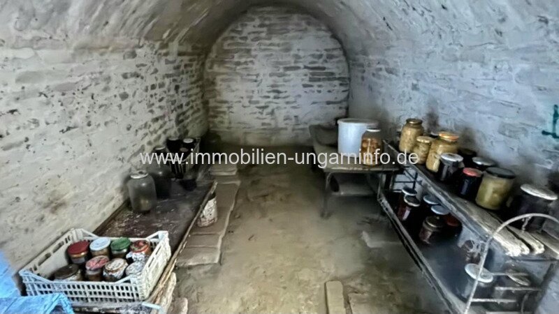 Bauernhaus im Kreis Tolna, mit großem Nebengebäude