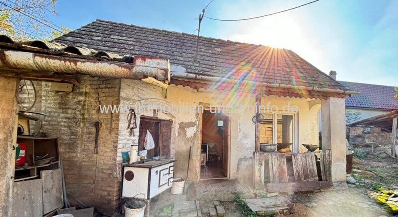 Bauernhaus im Kreis Tolna, mit großem Nebengebäude