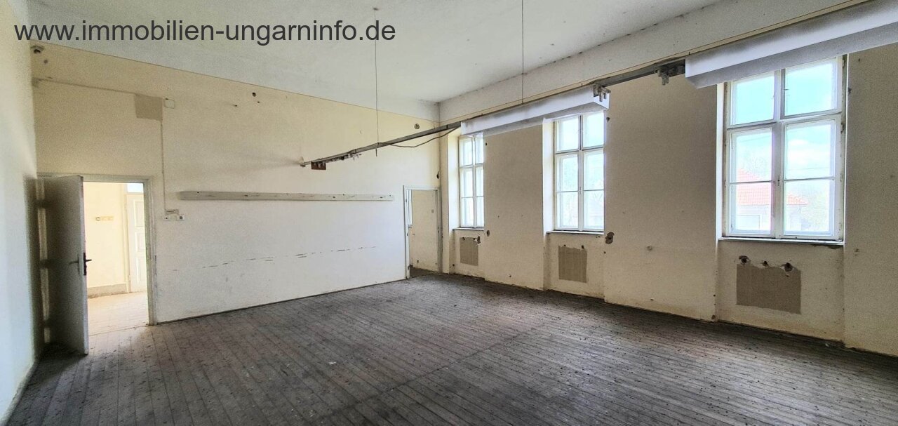 Eladó egy 250 m²-es épület 0,5 hektáros telekkel a Balaton közelében