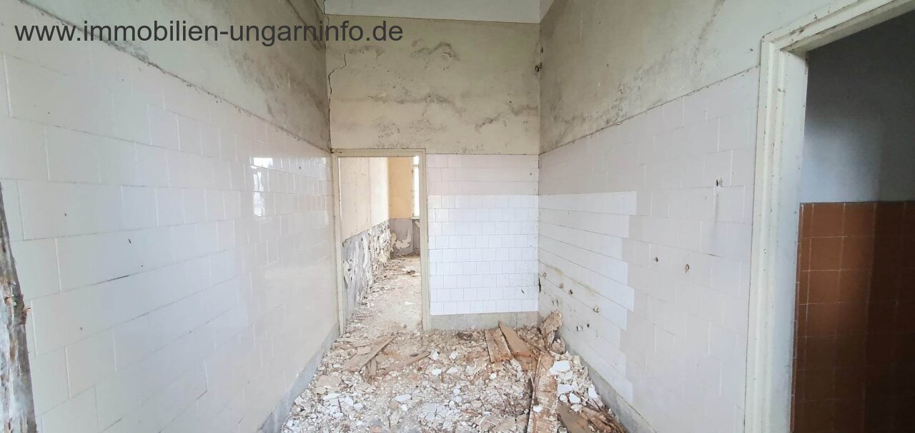 Eladó egy 250 m²-es épület 0,5 hektáros telekkel a Balaton közelében