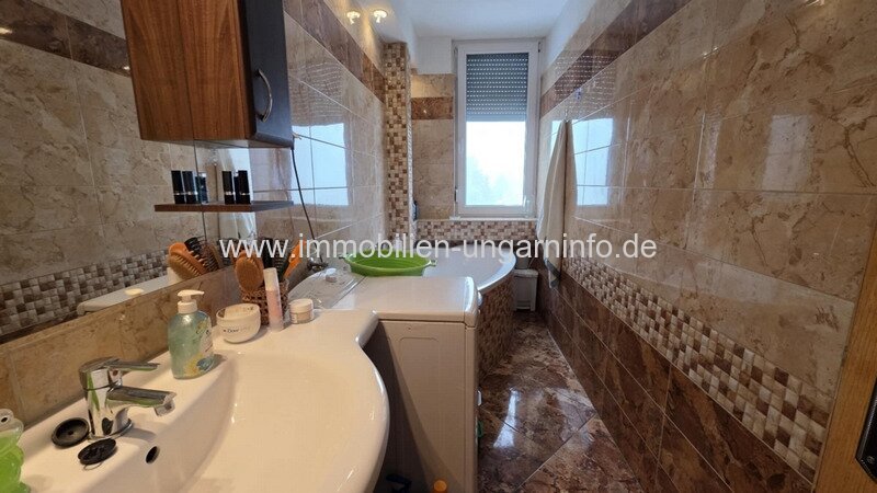 In Marcali (12 km vom Balaton entfernt) steht eine 2-Zimmer-Wohnung mit Balkon zum Verkauf