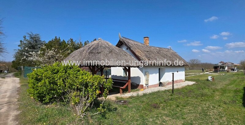 Einzigartiges, neuartiges Erdhaus und Ferienhaus in grüner Umgebung, 10 km vom Plattensee entfernt
