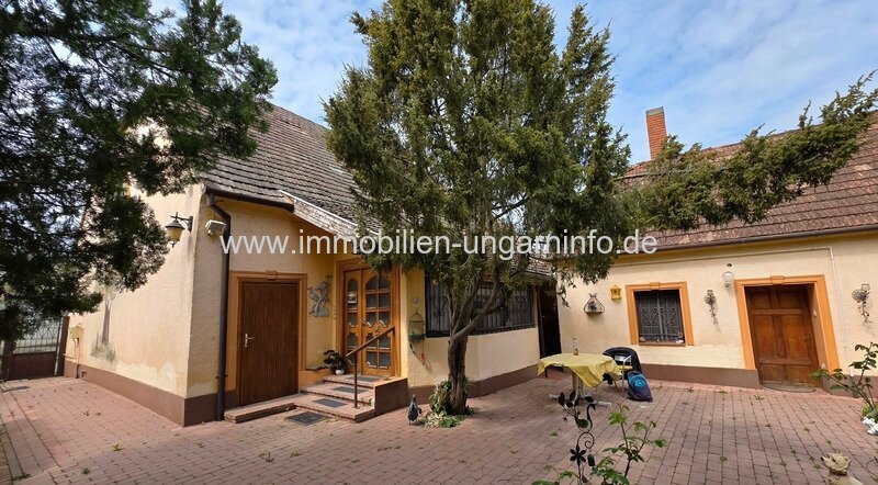 Mehrgenerationen-Familienhaus mit Wohnungen im Balaton-Hochland