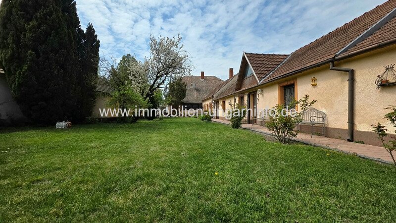 Mehrgenerationen-Familienhaus mit Wohnungen im Balaton-Hochland